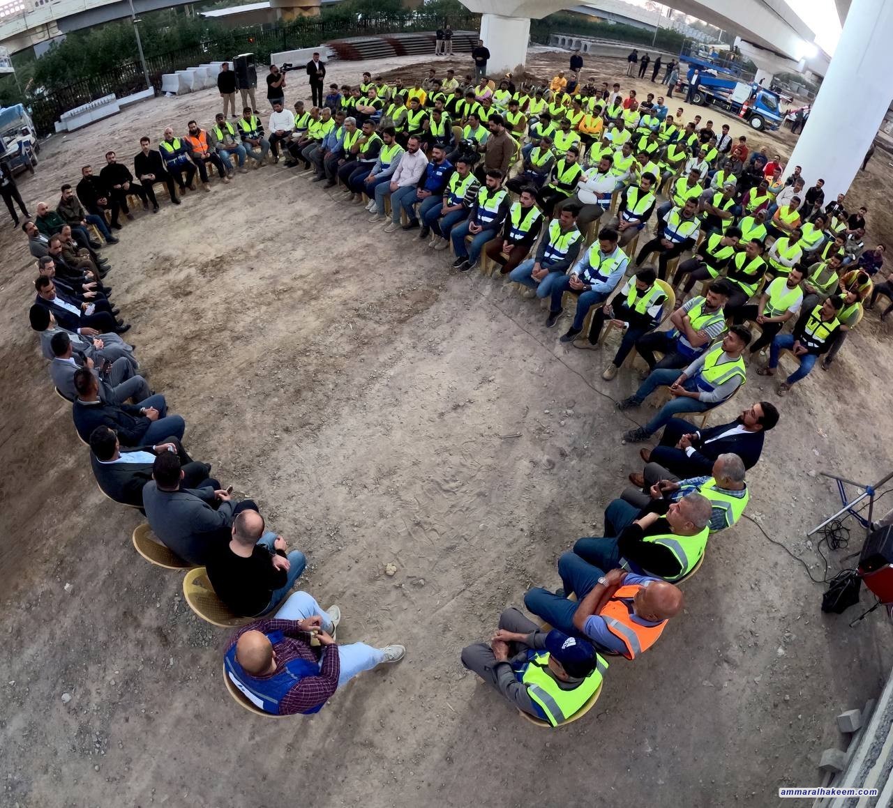 سەماحەتی حەكیم چاوی بە ئەندازیاران و كرێكاران ل شوێنی كاریان لە بەغدا كەوت: داوای كرد سوود لە مانگی رەمەزانی پیرۆز وەربگرن وشانازی بە كاری نیشتمانی بكەن