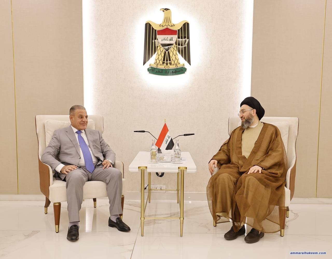 سەماحەتی حەكیم چاوی بە ئەحمەد جبووری دەكەوێت و گرنگی سەقامگیری و خێرا كردنی پرۆسەی ئاوەدانكردنەوەی دووپات كردەوە