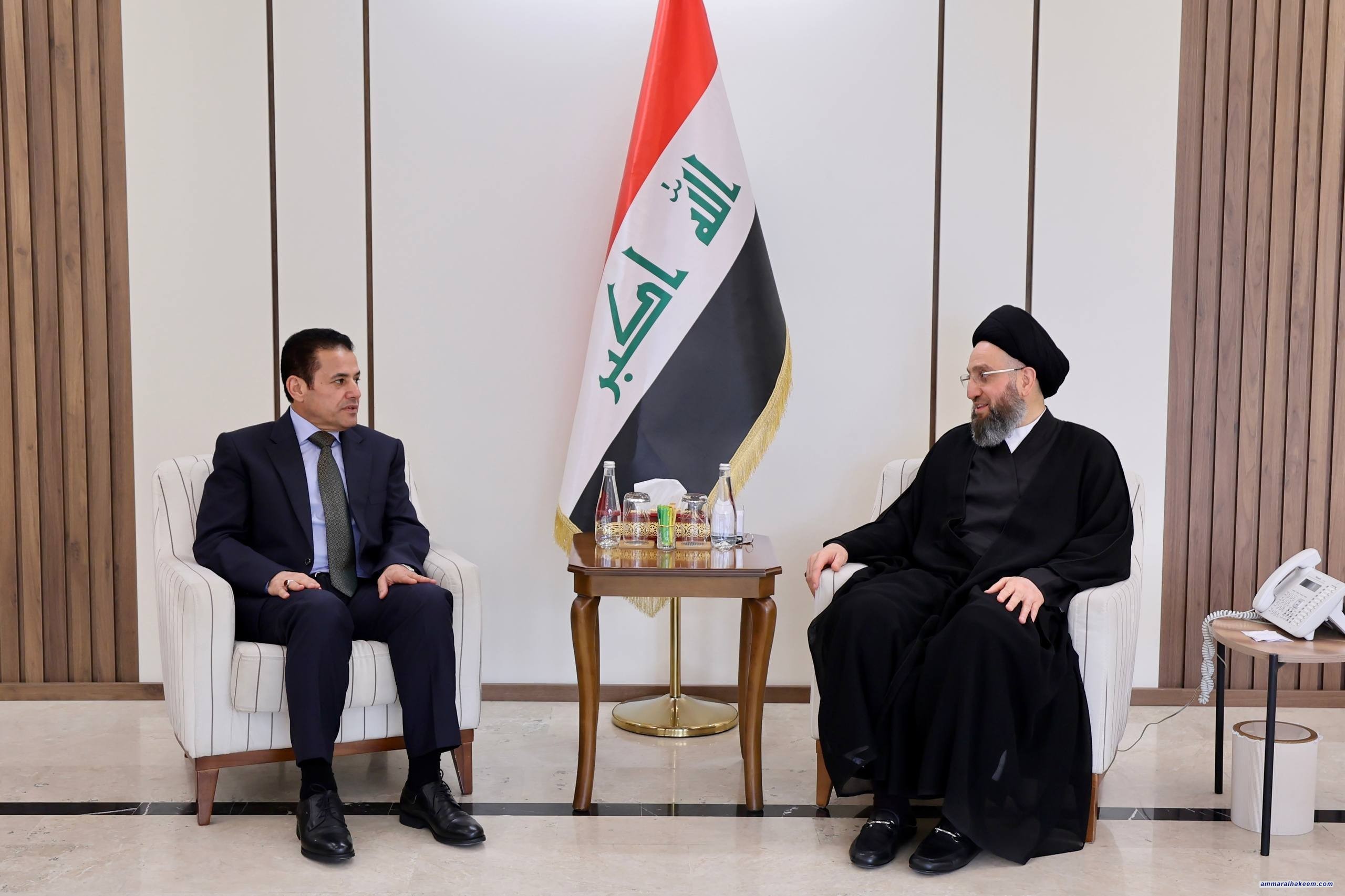 سەماحەتی حەكیم لەگەڵ ڕاوێژكاری ئەمنی نیشتمانی قاسم ئەعرەجی چۆنیەتی پێشخستنی سیستەمی ئەمنی تاوتوێ دەكات و گرنگی ئاسایش لە هەڵبژاردنەكان دووپات دەكاتەوە