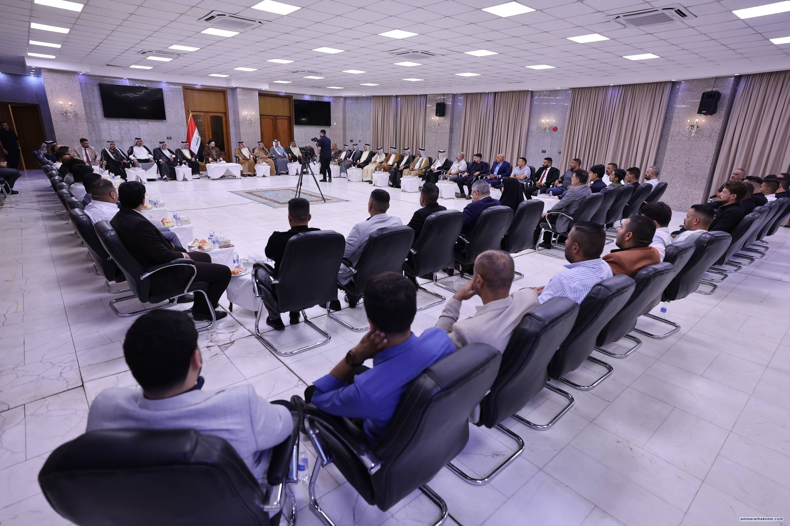 السيد الحكيم خلال لقائه عددًا من شيوخ ووجهاء قبيلة جحيش: الانتخابات القادمة فرصة لترسيخ الاستقرار واستثمار ما تحقق من منجزات