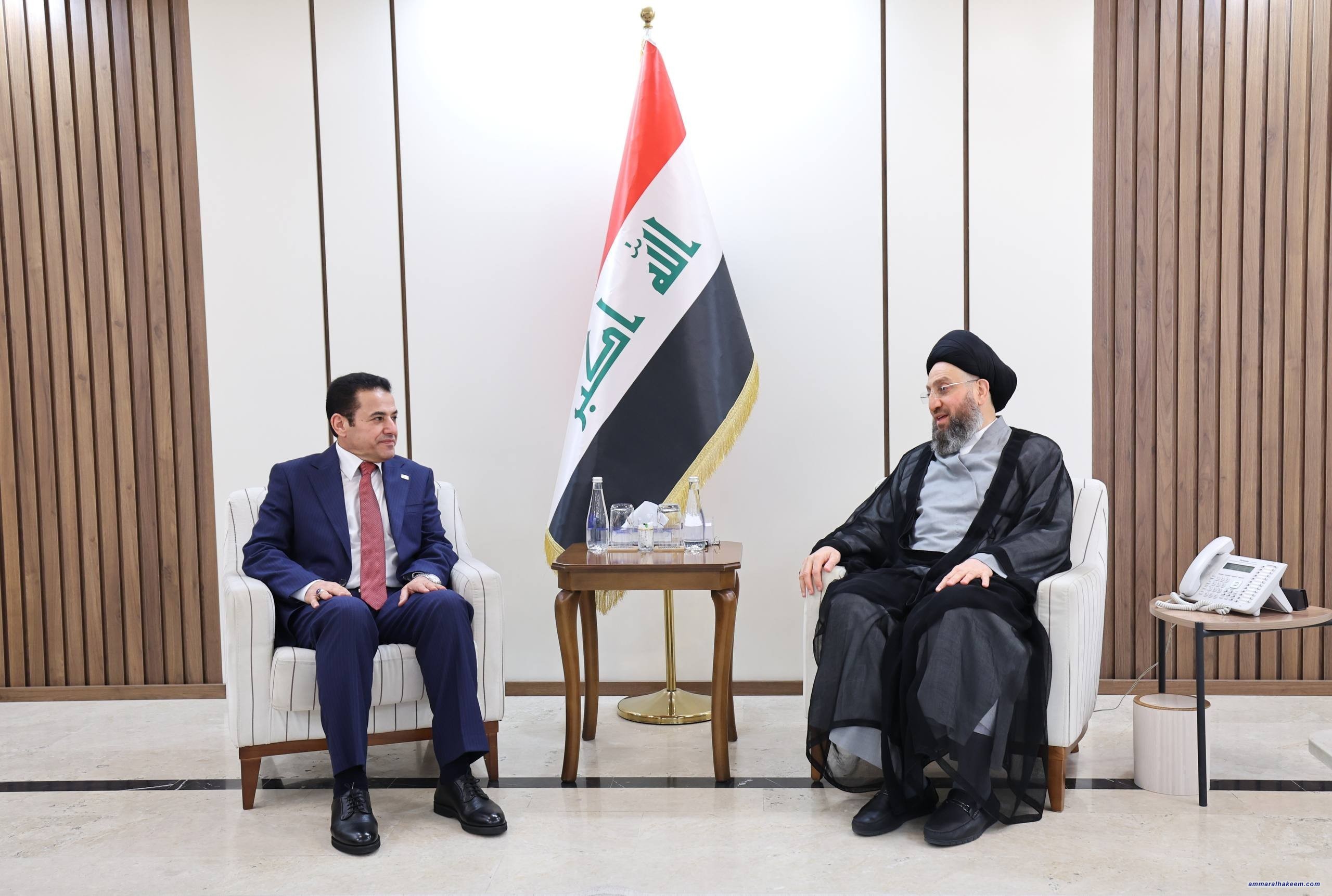 السيد الحكيم يلتقي الأعرجي ويؤكد على تعزيز الجاهزية الأمنية ومواجهة التحديات السيبرانية ودعم الاستقرار الوطني