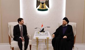 السيد الحكيم يستقبل ممثل شركة شيفرون ويؤكد أهمية الاستثمار وتطوير الكفاءات الوطنية في العراق